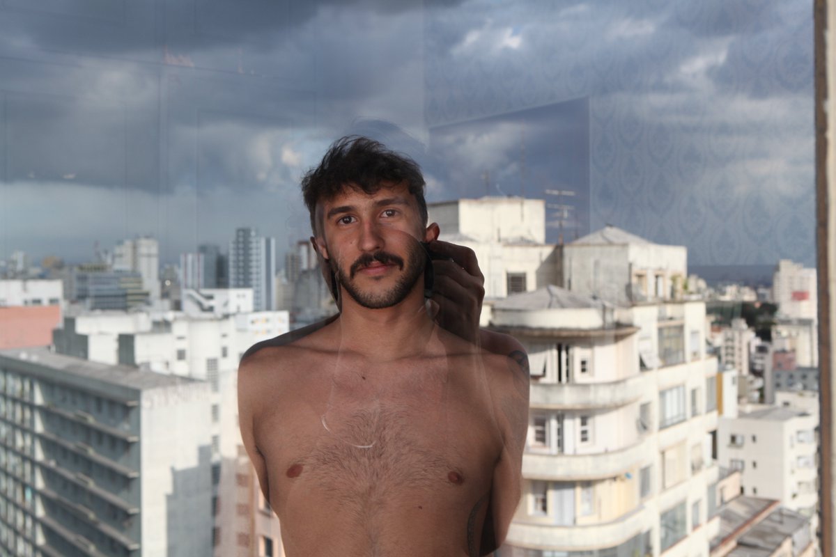 RevistaPICNIC's tweet photo. #FelipeMorozini lleva 18 años haciendo la misma toma frente a la ventana del departamento de su bisabuela, pero siempre un retrato diferente. https://t.co/rdxXtZgjtp