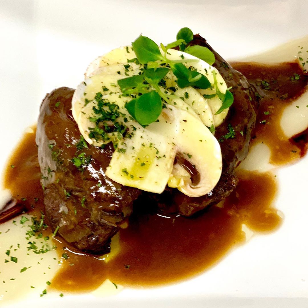 Setas...setas y boletus del Moncayo! Comienza la temporada y tendremos en el restaurante #hotelpagodecirsus nuestros clásicos... Arroz caldoso con Boletus y queso Idiazabal. Carrileras ibéricas, cremoso de tupinambo y champiñones trufados.
#slowfood #km0 #cocinademercado