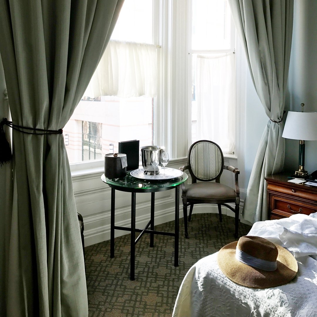 FultonLaneInn's tweet photo. Relax on a king-sized bed while you plan your exciting day in the Holy City! #FallintoFulton https://t.co/WJYHL1Rq0C
