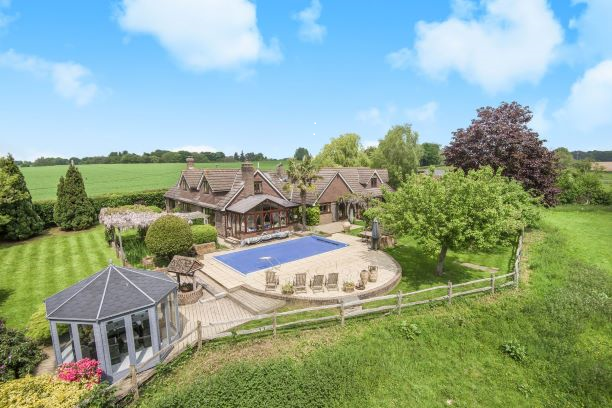FreemanForman's tweet photo. Dream Home Alert!!
Situated in the rural village of #Piltdown, this stunning six bedroom family home is set on over four acres, including several paddocks, stables, heated swimming pool and games room, what’s not to love?!
https://t.co/WHsZpT7IDt 
@Zoopla @rightmove https://t.co/nPKht6zNGU