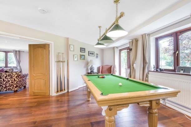 FreemanForman's tweet photo. Dream Home Alert!!
Situated in the rural village of #Piltdown, this stunning six bedroom family home is set on over four acres, including several paddocks, stables, heated swimming pool and games room, what’s not to love?!
https://t.co/WHsZpT7IDt 
@Zoopla @rightmove https://t.co/nPKht6zNGU