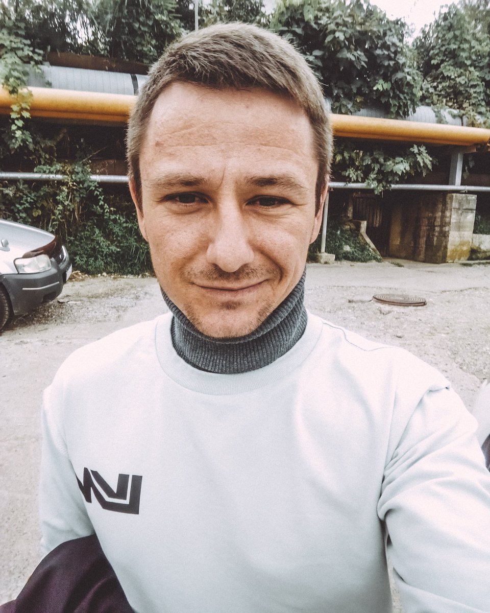 NikAdler's tweet photo. В одно окно смотрели двое.
Один увидел дождь и грязь.
Другой - листвы зелёной вязь,весну и небо голубое.
В одно окно смотрели двое. https://t.co/XamtV0mSXG