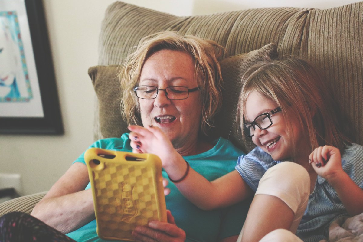 📱💻#JóvenesDigitales Esta es la primera vez en la historia, que los niños saben más que los adultos de algo importante para el desarrollo de la humanidad. La profesora de <a href="/Psicologia_UC/">Psicología UC</a>, Isidora Mena, explica esto en #porlarazonylaciencia de <a href="/CNNChile/">CNN Chile</a>: bit.ly/2OMs7nr