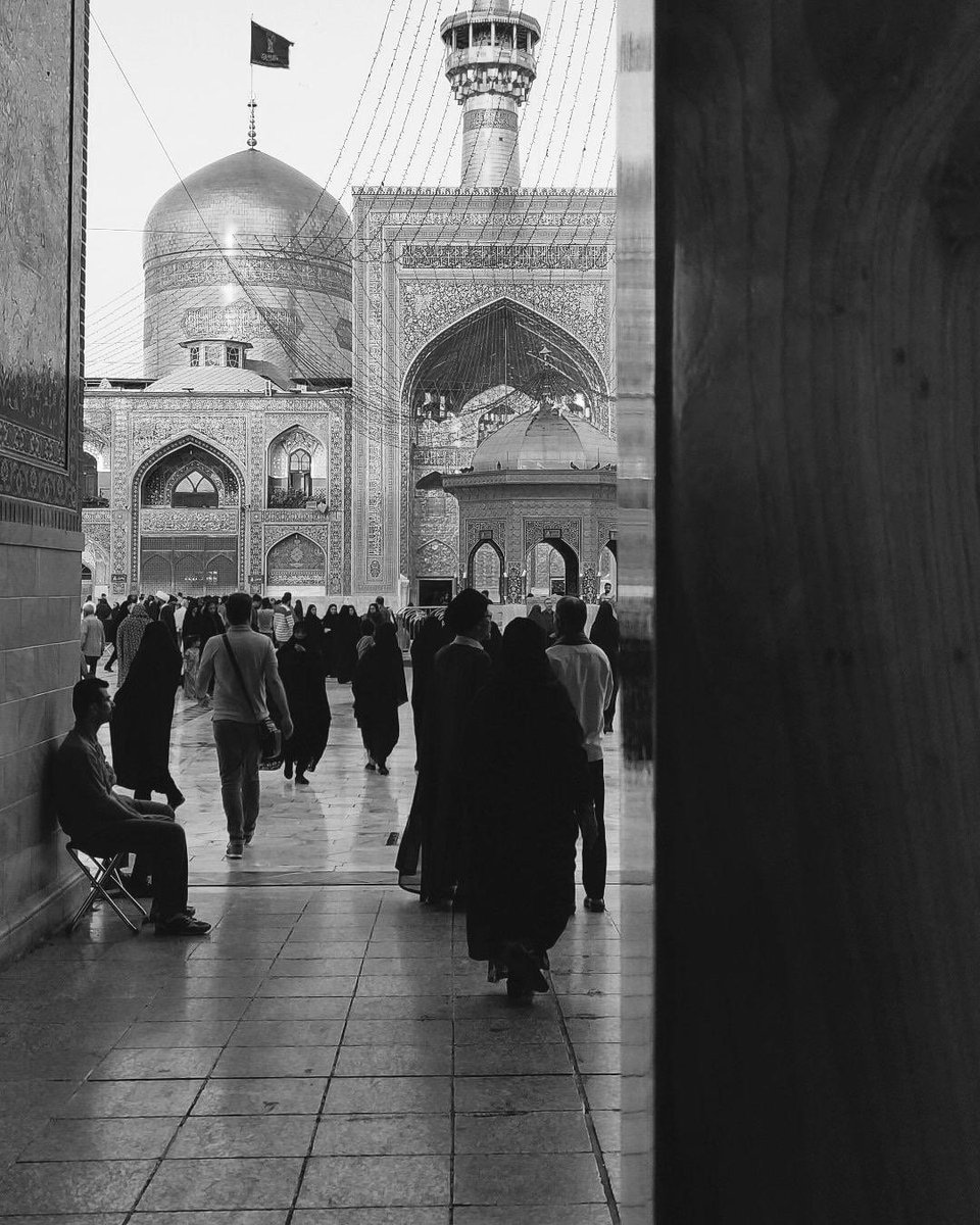 وقبرٌ بِـ طوسٍ يا لها من مُصيبةٍ
ألَحَّـت على الأحشاءِ بالزّفراتِ💔

مآجورين 🖤