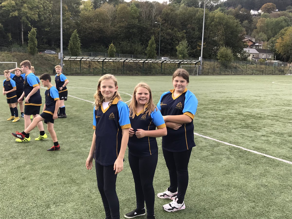 Christo11590925's tweet photo. Rugby: yr7 coach Josh Gay coaching a passing drill in after school training.. @MRHerring3 @ALC_SECONDARY #rugbyLeader #3GirlsTraining https://t.co/YJqgBSHgof