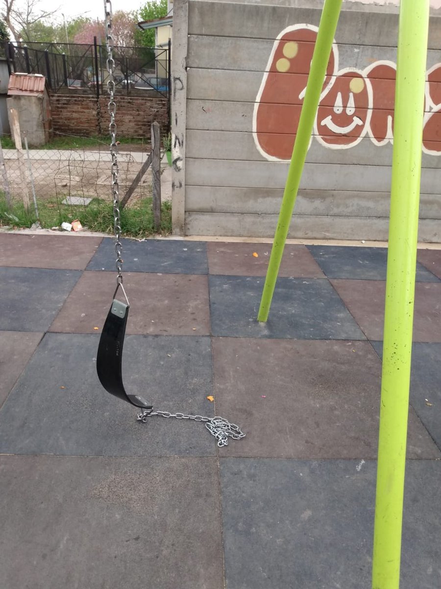 munimoron's tweet photo. DESTRUYEN LO QUE ES DE LOS VECINOS

Los que quieren que Morón deje de crecer vandalizaron la plaza del Barrio Carlos Gardel de El Palomar, un lugar transformado por la gestión del Intendente @rctagliaferro. Destruyen lo que es de los vecinos. https://t.co/H16WwDaYRI