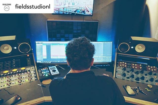 Sessiondesk (@sessiondesk) on Twitter photo Take a glimpse into @fieldsstudionl
A cozy studio environment with a Sessiondesk Gustav. - - - -
Mixing, mixing and mixing. Something is cooking in our kitchen. Turning on the heat with some knobs on those <a href="/warmaudio/">Warm Audio Support</a> and <a href="/thehouseofkush/">The House of Kush</a> gear. There wil… ift.tt/33E8aU9 Take a glimpse into @fieldsstudionl
A cozy studio environment with a Sessiondesk Gustav. - - - -
Mixing, mixing and mixing. Something is cooking in our kitchen. Turning on the heat with some knobs on those <a href="/warmaudio/">Warm Audio Support</a> and <a href="/thehouseofkush/">The House of Kush</a> gear. There wil… ift.tt/33E8aU9