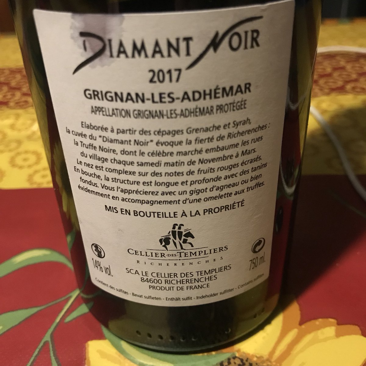 #Vin du Jour 
Appellation: Grignan les Adhémar AOP
Couleur: Rouge 
Nom de la Cuvée: Dimant Noir
Nom du Domaine: Cellier des Templiers
Millésime en cours: 2017
Cépages: Syrah dominante et Grenache
Degré d'alcool: 14,5%
Nature du sol: sol d’éboulis calcaires