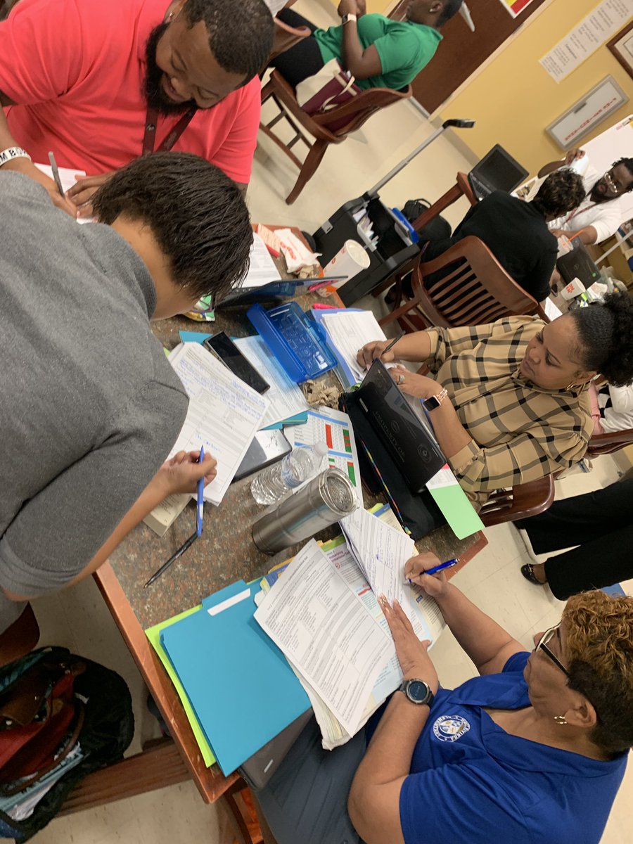 VernickaMurray's tweet photo. North Region 4th Grade teachers planning Key Ideas and Details in Informational Text @Area4SuptPBCSD @iTeach_JGS #offthegrid2020 https://t.co/hj2dvd5Ndb