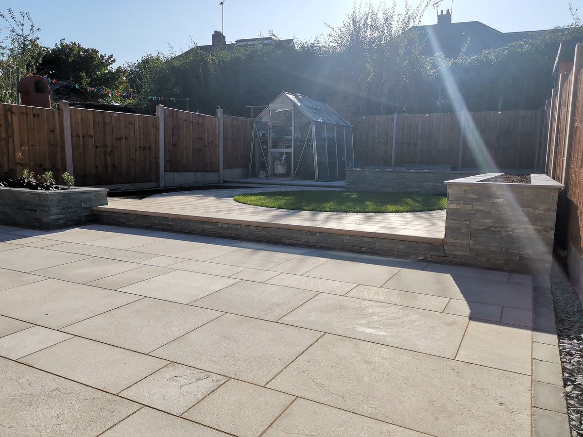 RanALandscapes's tweet photo. Another beautiful garden designed and built by R&A. A small garden brought to life with detail and use of different materials supplied by @MarshallsReg @MarshallsGroup #bestbyfar #firepit #sawnversuro #linearpaving #towngate https://t.co/d2RHNQwYD7