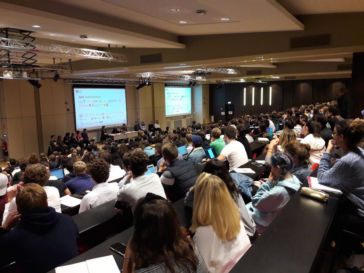 Salle comble pour le lancement de #CampusCréation à #Lyon ce soir ! Les #étudiants découvrent les attendus du #programme et ce qui va les attendre pour cette belle année à venir.. 
Prochaine soirée de lancement : rdv le 22 oct à Bourg-en-Bresse !
#EnseignementSup #entreprendre