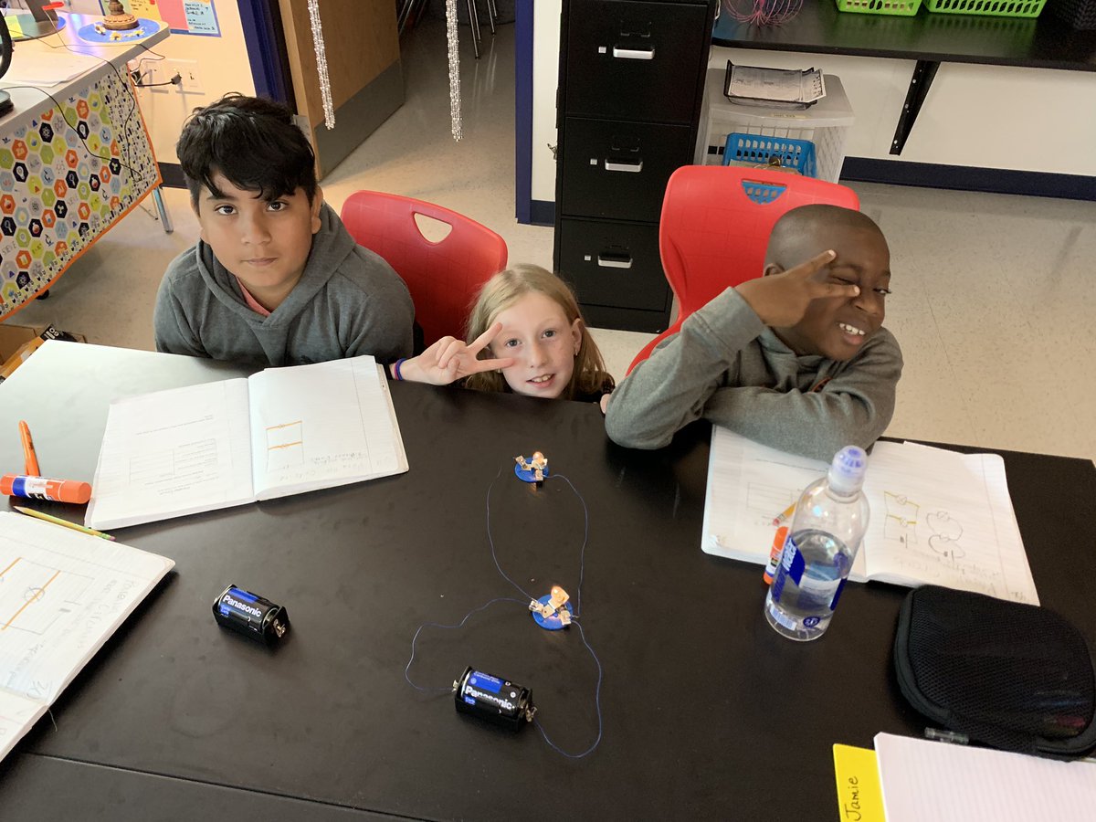 MiHall9's tweet photo. 💡Learning the difference between series and parallel circuits!💡 @PrincetonISD https://t.co/4fyBDBvcVr