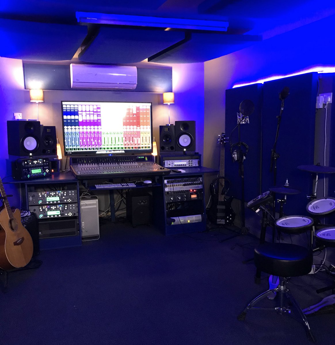 TheBlazeStudios's tweet image. Looking to record a tune or two?? Hit us up, as we wanna be part of your music 🎶🎼👍