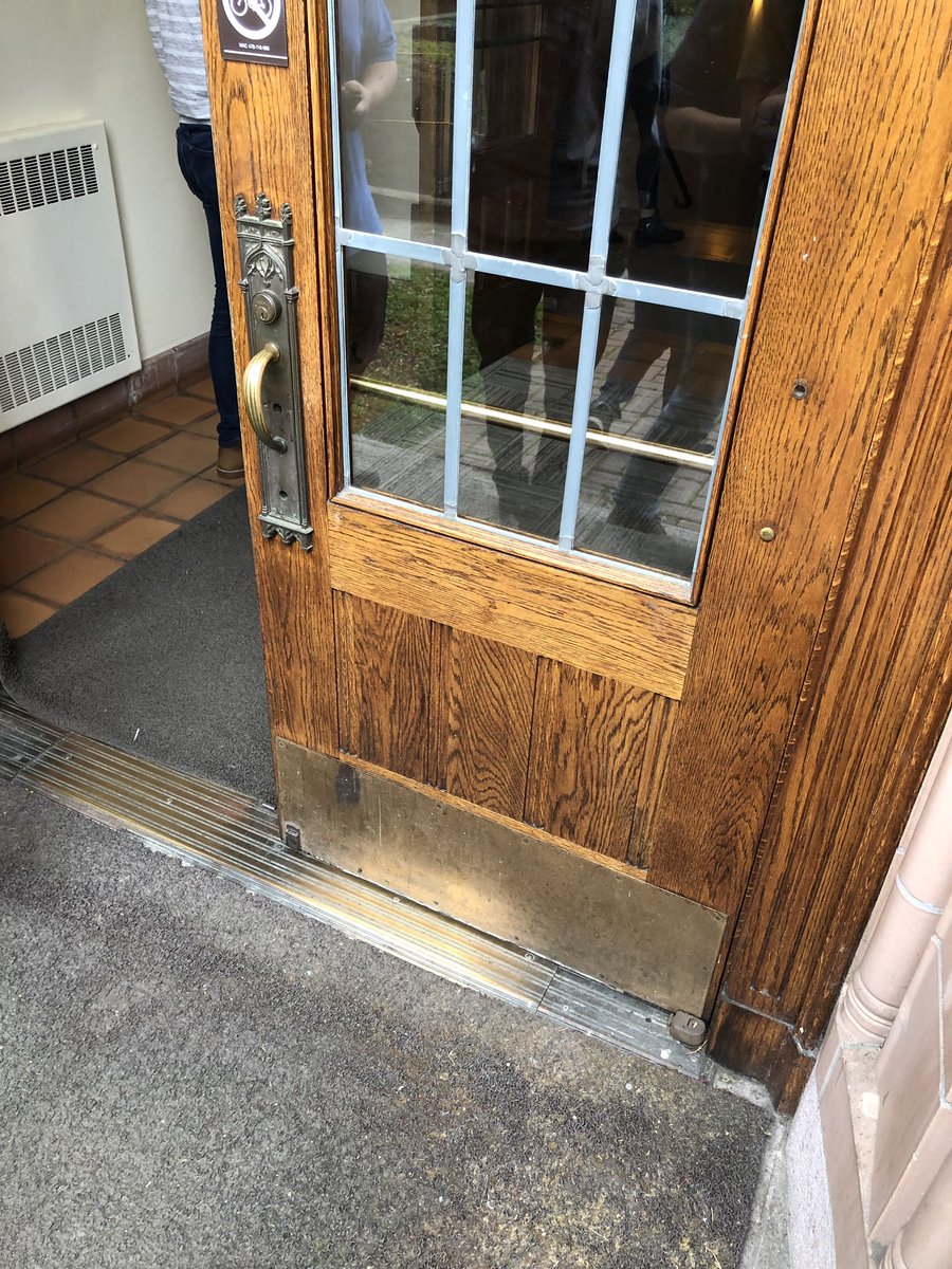 dfewell22's tweet photo. People never appreciate doors that have good signifiers. #info200 https://t.co/lAitfF9jV0