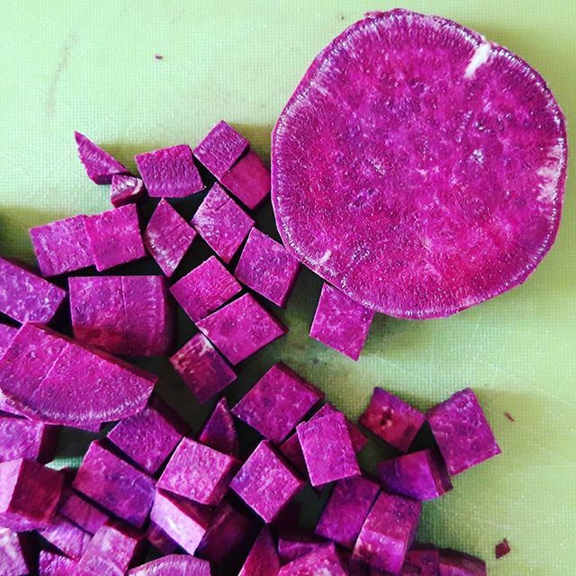 cariocakitchen's tweet photo. Check out the COLOUR of this Sweet potato!!! Loving the organic produce of Portugal 🍠♥️
#organicveggies #organicveggiebox #hortaorganica #batatadoceroxa https://t.co/PG8ICwBARf https://t.co/HcPp1SSCJJ