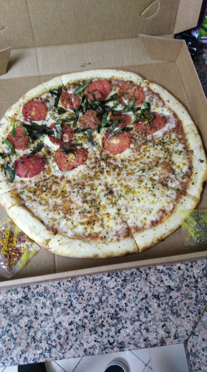 lelFM36's tweet photo. So this just happened, gracias a @may_cardozo y a un picanto conseguimos una pizza gratis @JoeyBossPY https://t.co/FPwtm5hI29