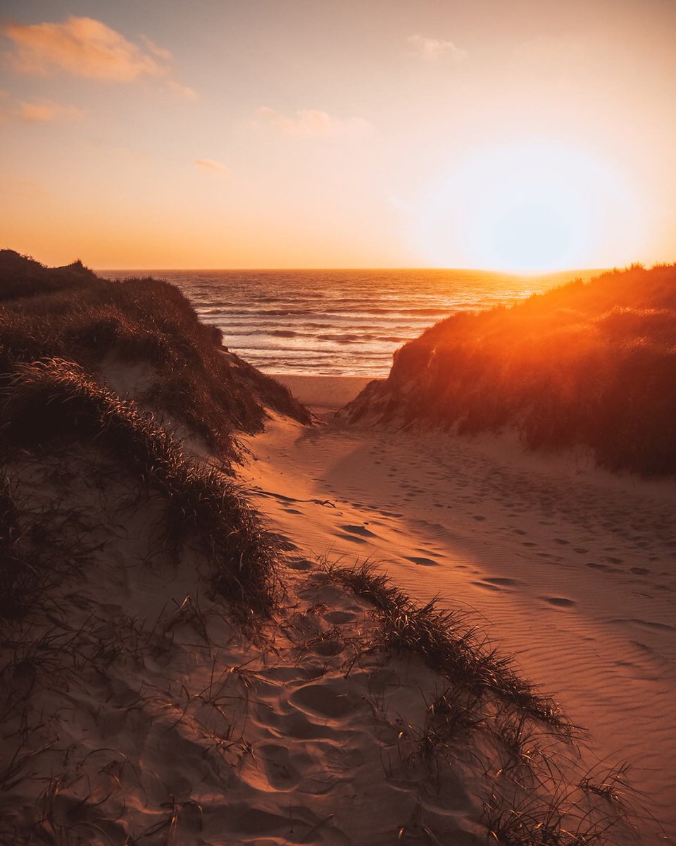magic4419's tweet photo. Good night! 😉
#sunset #relax #running #beach #sand #sea https://t.co/wfyfZENvzR