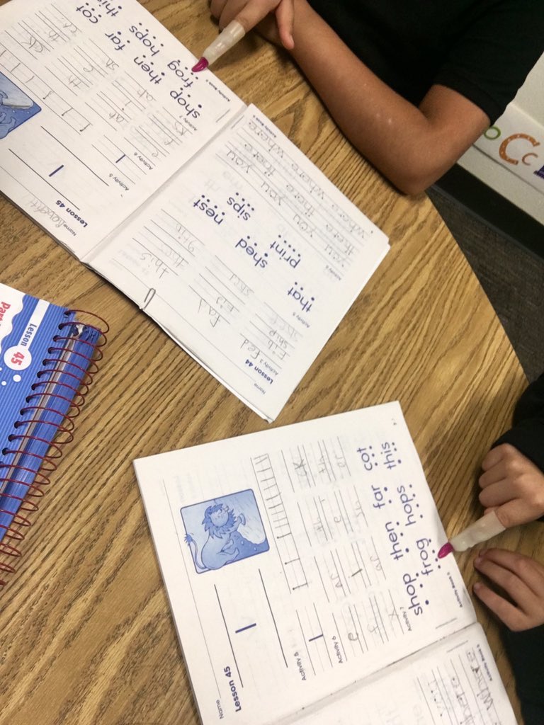 CantuLRE's tweet photo. Spooky, Halloween, witch fingers for the win to track words! #readingisfun #sra #readingpointers ππ»π€‘#@LRELonghorns https://t.co/nHGQCd0JDj