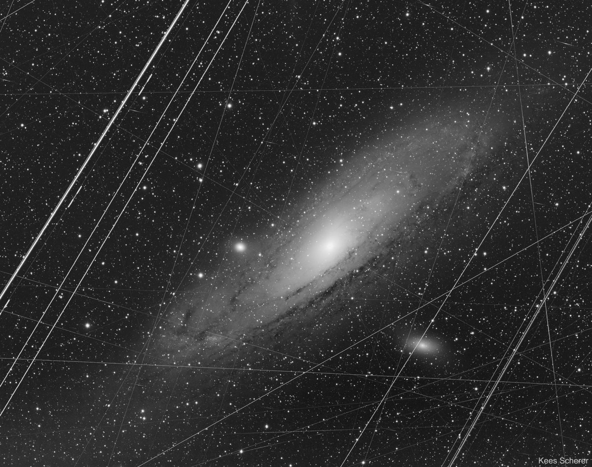 mediainaf's tweet photo. Stanchi di simulazioni, elaborazioni grafiche e rappresentazioni artistiche? Se è l'autenticità che cercate, questa @Apod è ciò che fa per voi: mostra una rara #Andromeda #struccata, con tanto di segni sul volto d’aerei e satelliti di passaggio https://t.co/09KjhBSe5K #NASA #M31 https://t.co/ZDOipMxIQ0