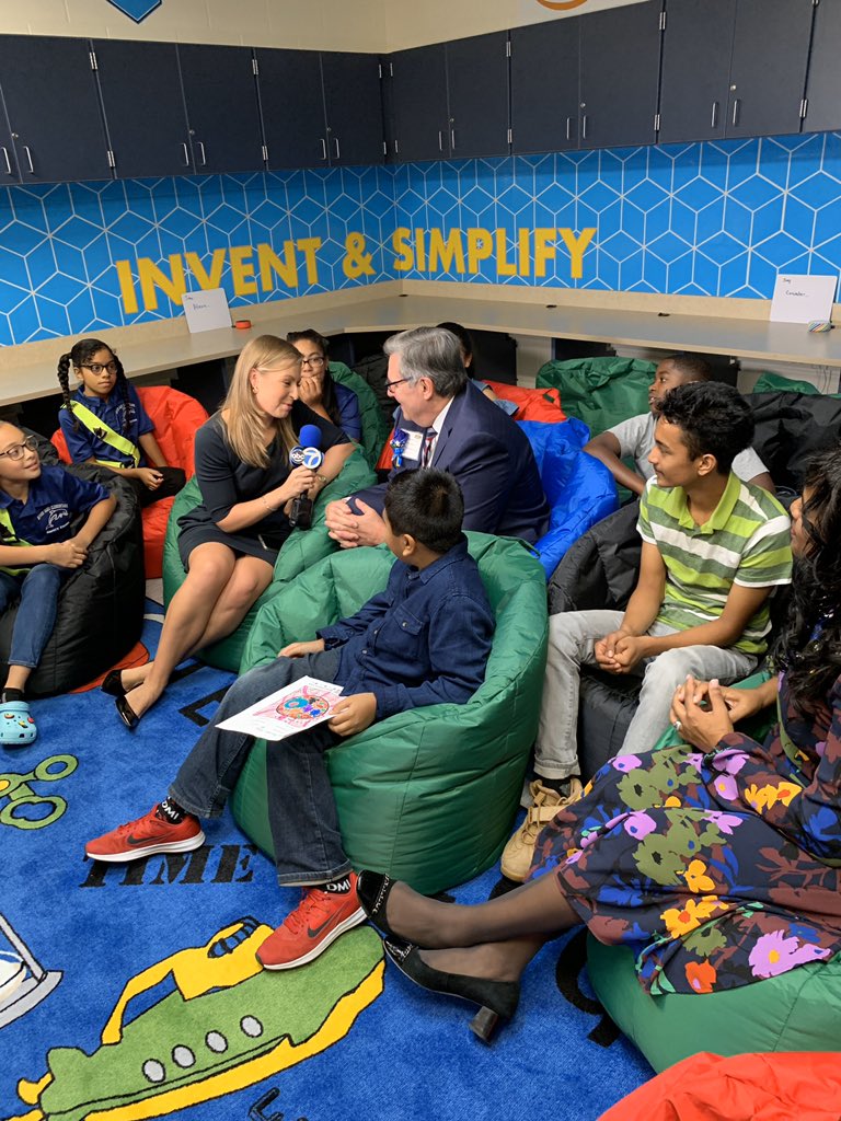 RiverOaksPWCS's tweet photo. One of our very own will be a ⭐️Superstar⭐️ newscaster one day just like @ABC7EileenW on @ABC7News. Thank you for shining light on @RiverOaksPWCS. #ThinkBig @PWCSNews #PWCSProud #Amazon https://t.co/GzxjciPMc1