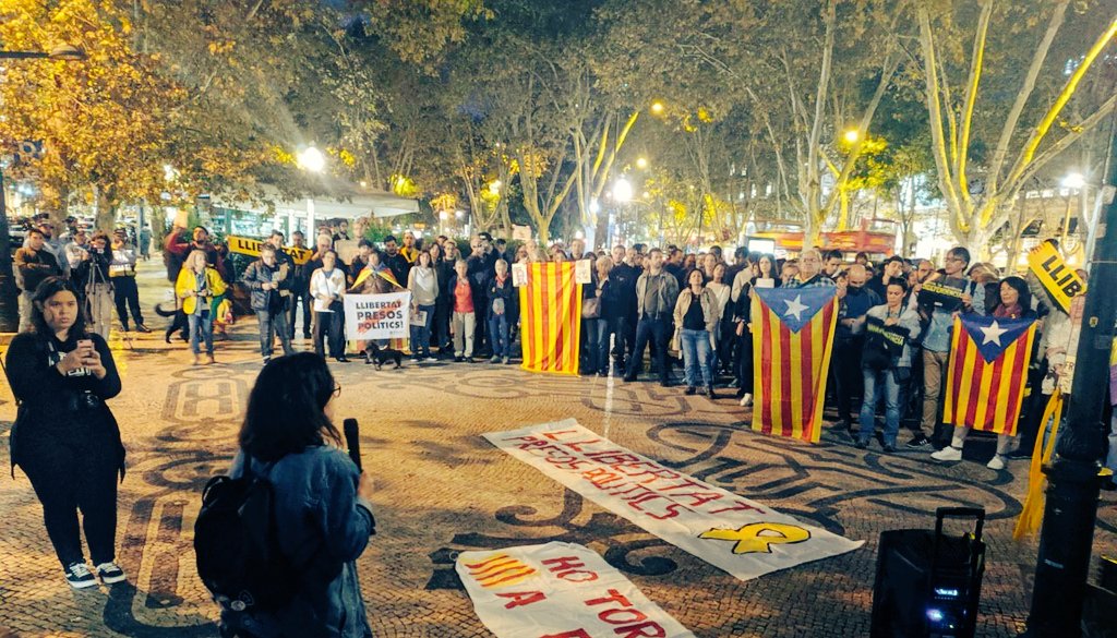 AncPortugal's tweet photo. ✊🇵🇹🎗️Mais de 100 pessoas juntaram-se hoje em #Lisboa para mostrar o seu repúdio perante a repressão na #Catalunha e pedir a liberdade de presos e exilados.
Por uma Catalunha livre e democrática!
#StandUpForCatalonia
#SentenciaProcés
#Catalunya https://t.co/lllkxuVyq2