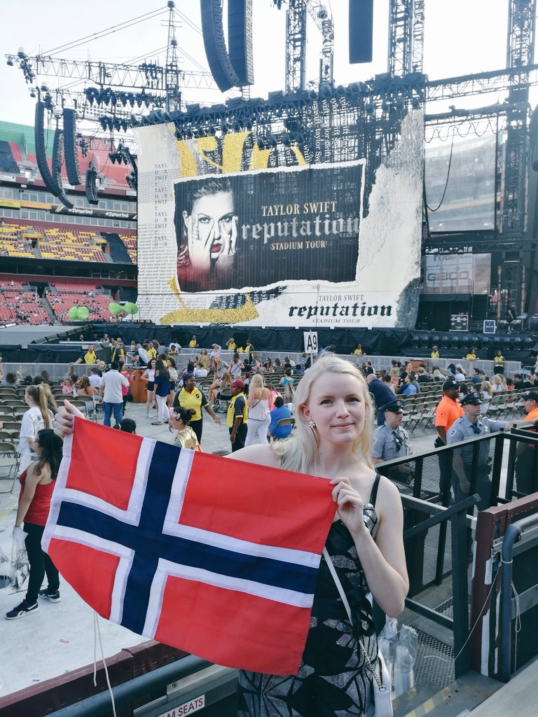 katrinelulu's tweet photo. Thinking about last year... and then the fact that Im actuelly seeing my idol again already next year 😭 in my own country 😭 life is unreal 😭 #LoverFest #Lover https://t.co/YB5y0nWB0D