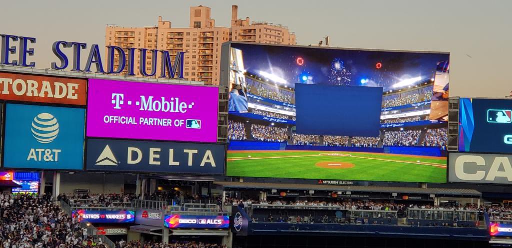 thayesnet's tweet photo. Whose Bigger...in Yankee Stadium &amp; USWide? https://t.co/BJj9pMyUAN
