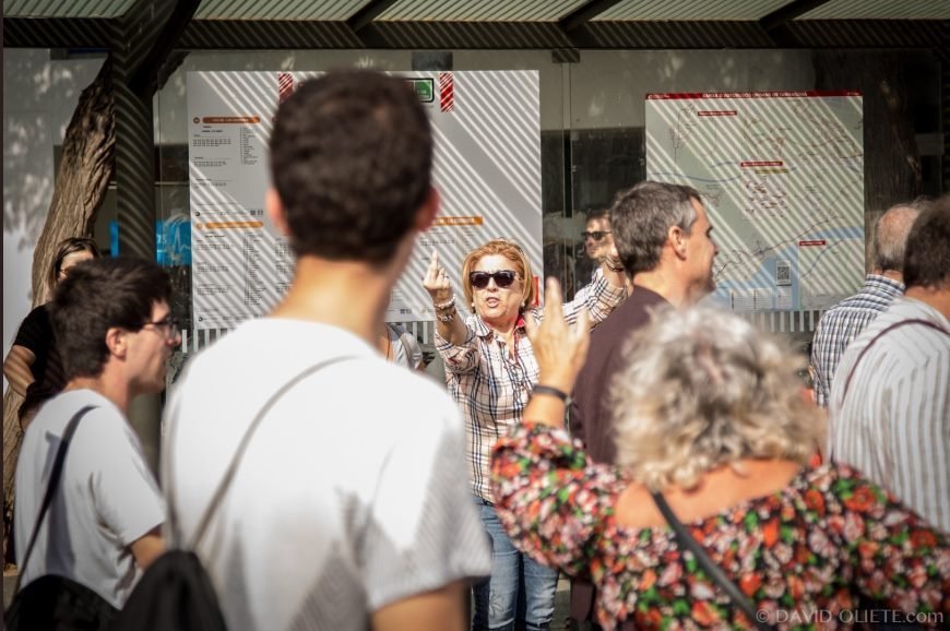 La dulce ancianita de VOX minutos antes de que la agrediesen por llevar una simple bandera de España.