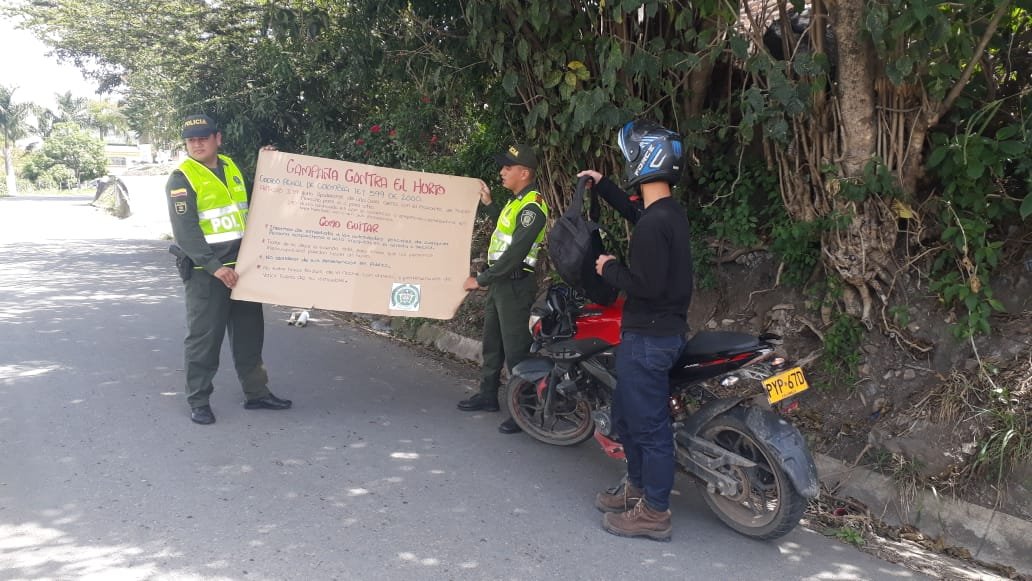 PoliciaStander's tweet photo. #TodosContraElHurto | Realizamos campaña preventiva contra el hurto a motocicletas, impartiendo recomendaciones de seguridad a sus propietarios sobre la importancia de no dejar abandonados sus vehículos de transporte. #MásCercaDelCiudadano https://t.co/6LDgEYGscd