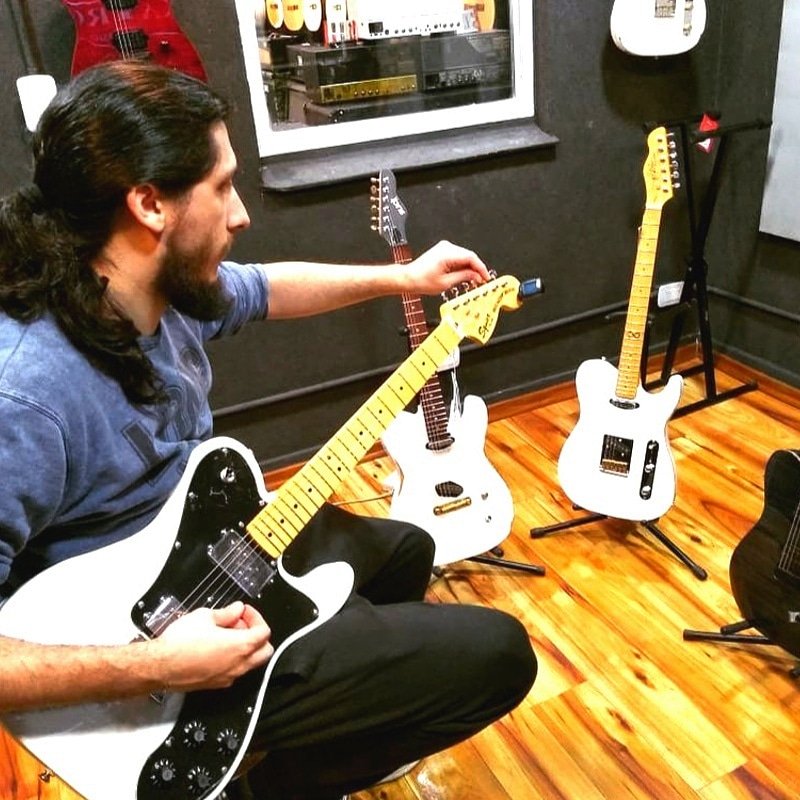 Imagen gráfica de un guitarrista, nuestro guitarrista, que encuentra lo que busca

Gracias <a href="/KaironMusic/">Kairon Music</a>! - con @german_arga

#guitar #telecaster #rock