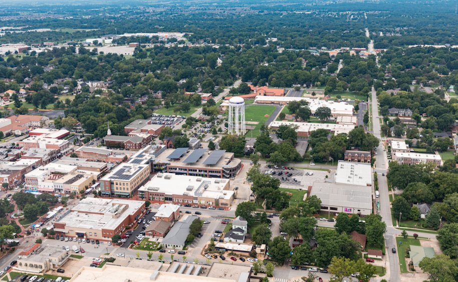 bentonvillecvb's tweet photo. Downtown Bentonville by plane. #visitbentonville #aviation #flyoz #oz1 @thadenfield  📷 @dragerphoto https://t.co/CcwLQpPUmh