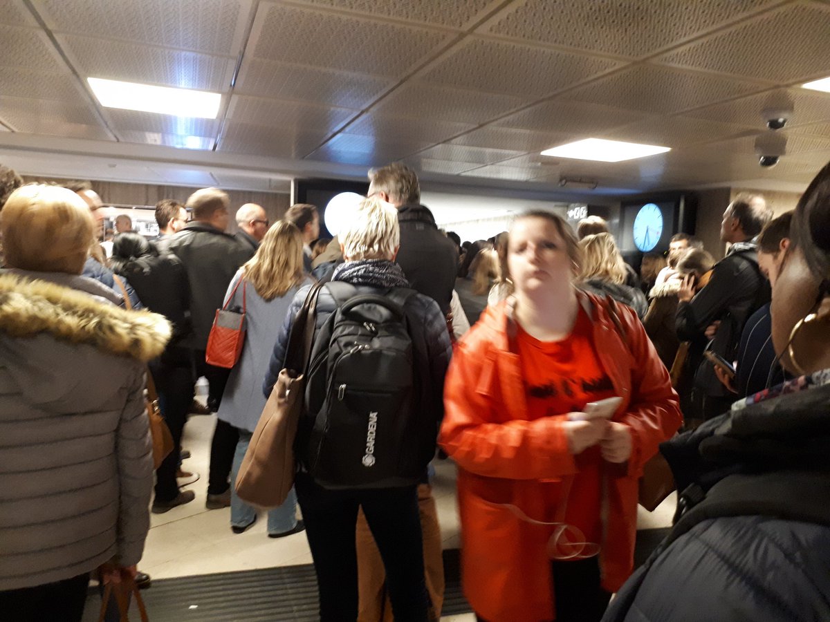 Vertrokken om 17u15 op het werk. Omwille van technische storingen (bij Infrabel) zal ik na 3 uur in Kortrijk toekomen. Suggestie <a href="/NMBS/">NMBS</a>, een gratis ticket ter compensatie voor de trouwe pendelaars?