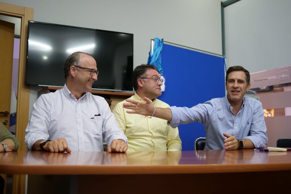 PP_Almeria's tweet photo. La #RutaPP continua por la provincia.
Los candidatos @mcastellonrubio y @LuisRogelioLRRC se reúnen con afiliados de @hechosparaberja para presentarles la propuestas del 🅿️🅿️ y escuchar sus inquietudes @PPopularBerja https://t.co/vvrj4YM0R5