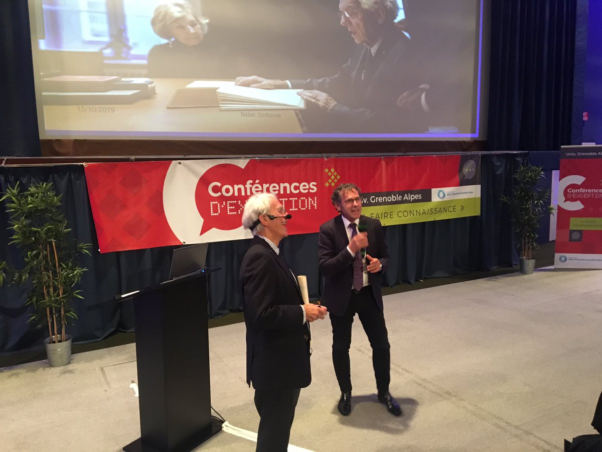 UGrenobleAlpes's tweet photo. #ConfException Le Prix Nobel de Physique 2018 Gérard Mourou reçoit son diplôme obtenu à l’Université de Grenoble en 1967 des mains du Président de l’@UGrenobleAlpes @PLevyGrenoble https://t.co/VMajiNwMzn https://t.co/v09a35NJcb