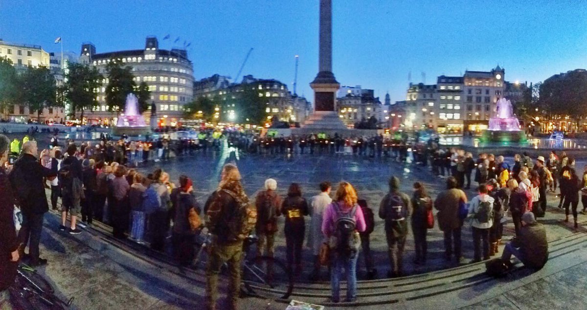 Trafalgar Square a little earlier this evening, as we continue to exert our right to peacefully protest!
#ExtinctionRebellion #InternationalRebellion #PeacefulProtest #XR #ExtinctionRebellionLondon #EverybodyNow #ActNow #ClimateCrisis 
@XRLondon @ExtinctionR @XRebellionUK