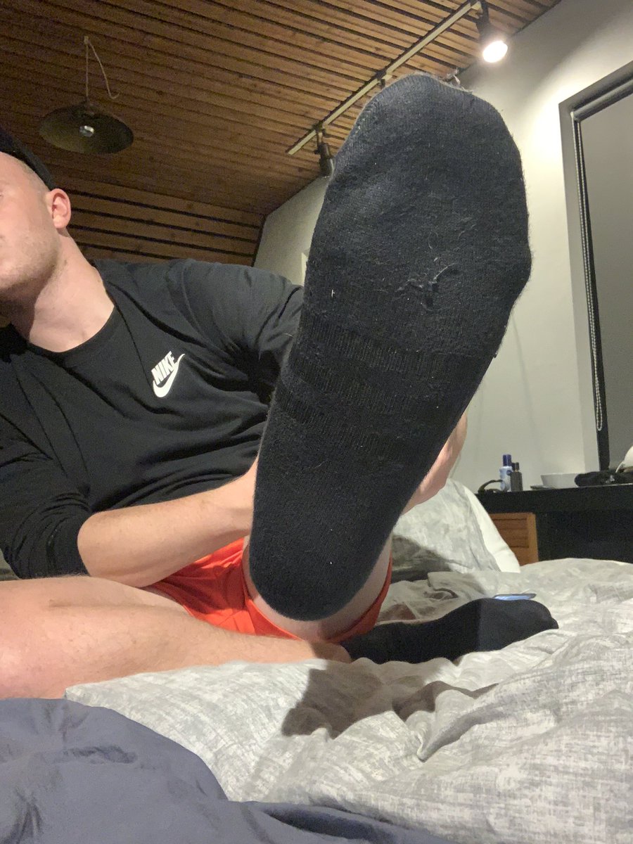 Benny_boid's tweet photo. Shudnt have worn low cut trainer socks in work boots + done a workout in them 🦶🏻☠️😂 - makin sure my cock didnt flop out in these photos was also a challenge 😂 #gayfootnation #gayfootporn #alphafeet https://t.co/rj65eIHx8P