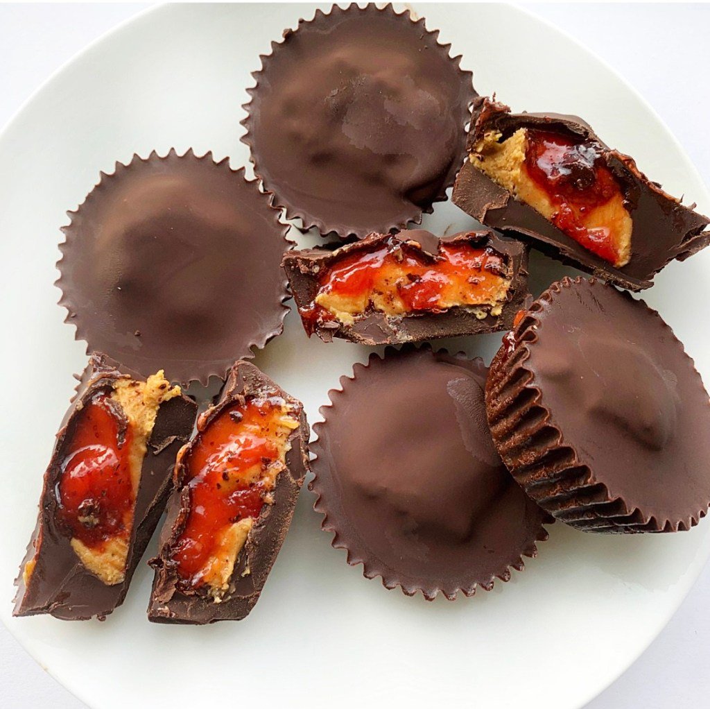 Dark Chocolate Peanut Butter and Jelly Cups blog.grit-well.com/2019/10/15/dar…