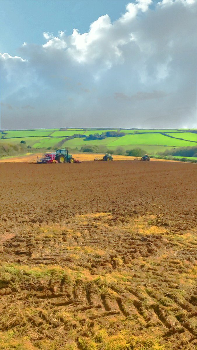 Getting some more barley planted between the showers. <a href="/mjphilp66/">Mark Philp</a> <a href="/TonyWagnerplant/">Wagner Plant Ltd</a> <a href="/PottingerUK/">Pottinger UK</a> #challengingconditions