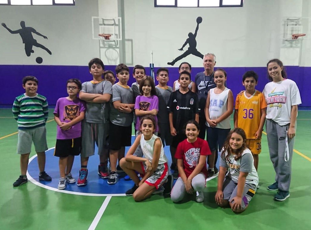 UOBornova's tweet photo. UĞUR SPOR KULÜBÜ #atweekend #haftasonu #sports #basketball #🏀 #UğurluOlmak #USK @sunalkarapostal @gizemykr https://t.co/zymYotcpIi