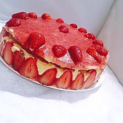 Lpieceofcake's tweet photo. Strawberry Cake https://t.co/BhW0gPpGdz