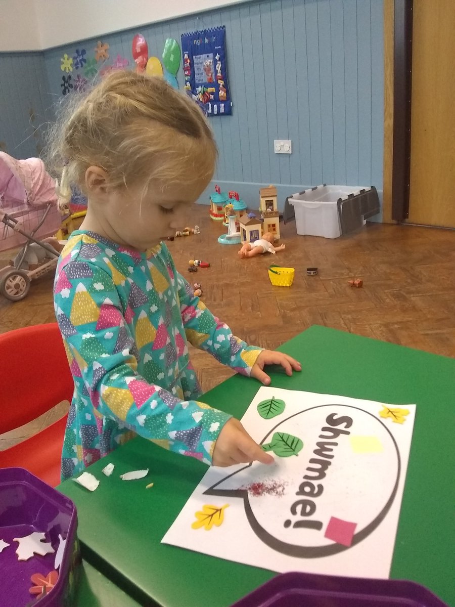 Jac_Y_Do_2019's tweet photo. Roedd y plant y Cylch wrth ei bodd yn dathlu diwrnod Shwmae Shwmae heddiw. The children at the Cylch have enjoyed celebrating Shwmae day today. @MudiadMeithrin #cylchmeithrindinaspowys #shwmaeshwmae #iaithcymraeg #welshlanguage #yfro https://t.co/d4NLbZAt9C