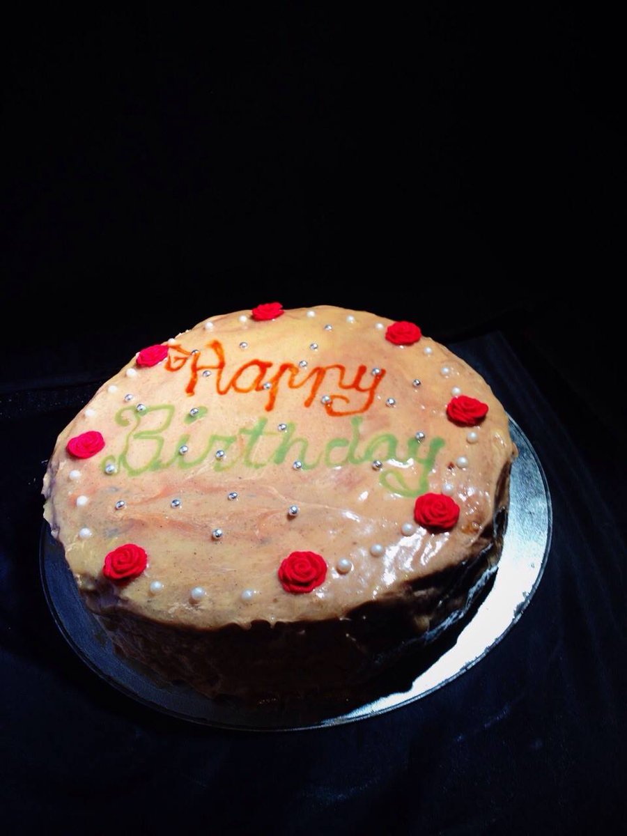 Lpieceofcake's tweet photo. Classic Birthday Cake https://t.co/H4BoJAtysR