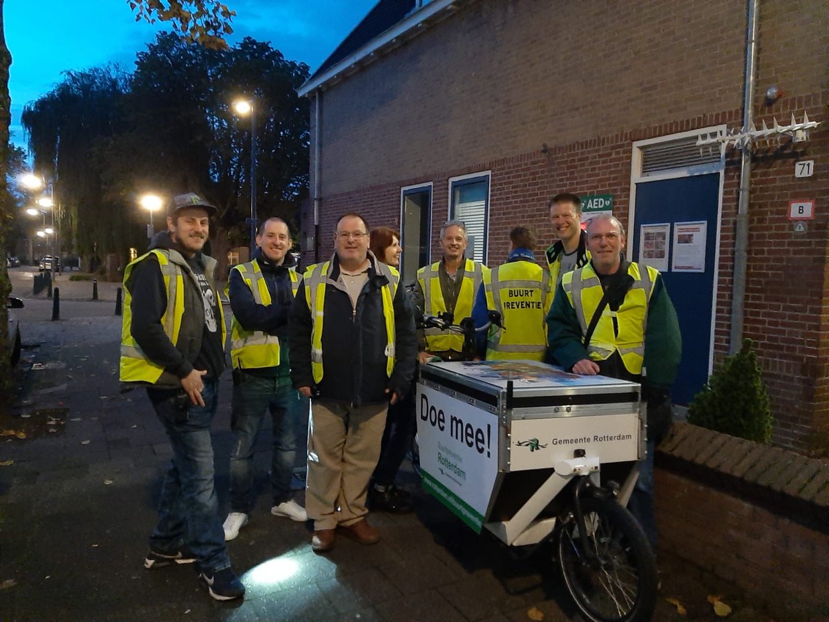 Gisteravond met <a href="/Perron14/">Perron 14</a> de wijk in geweest voor onze ronde en om #buurtbewoners te motiveren donderdagavond naar onze #informatieavond te komen. #KomJijOok? #SamenSterk
