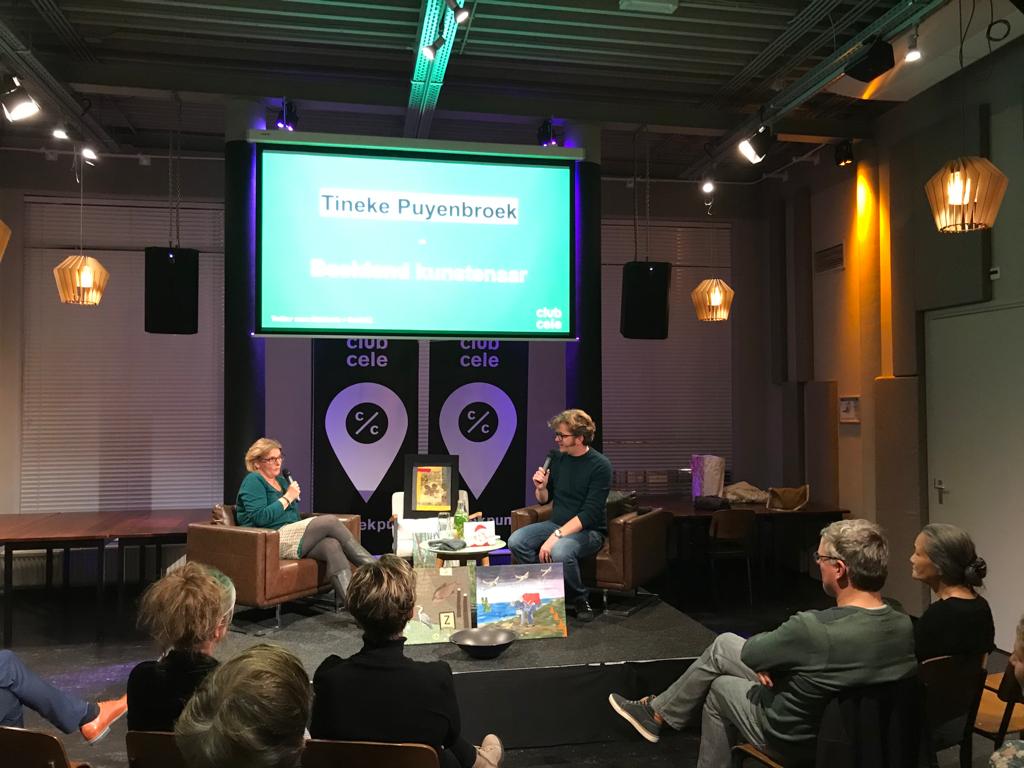 ClubCele's tweet photo. Eerst op het podium: Tineke Puyenbroek. Ze traint, coacht en maakt kunst van stof uit de kringloop. "Er is al veel te veel zooi op de wereld dat we echt niet nodig hebben - we gaan er veel te nonchalant mee om." We bewonderen haar textielkunst. #groen #duurzaam #cafe02 https://t.co/Lr1ChUte1B