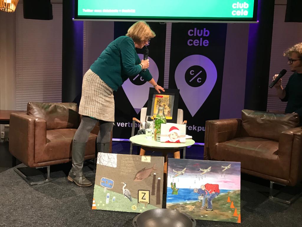 ClubCele's tweet photo. Eerst op het podium: Tineke Puyenbroek. Ze traint, coacht en maakt kunst van stof uit de kringloop. "Er is al veel te veel zooi op de wereld dat we echt niet nodig hebben - we gaan er veel te nonchalant mee om." We bewonderen haar textielkunst. #groen #duurzaam #cafe02 https://t.co/Lr1ChUte1B
