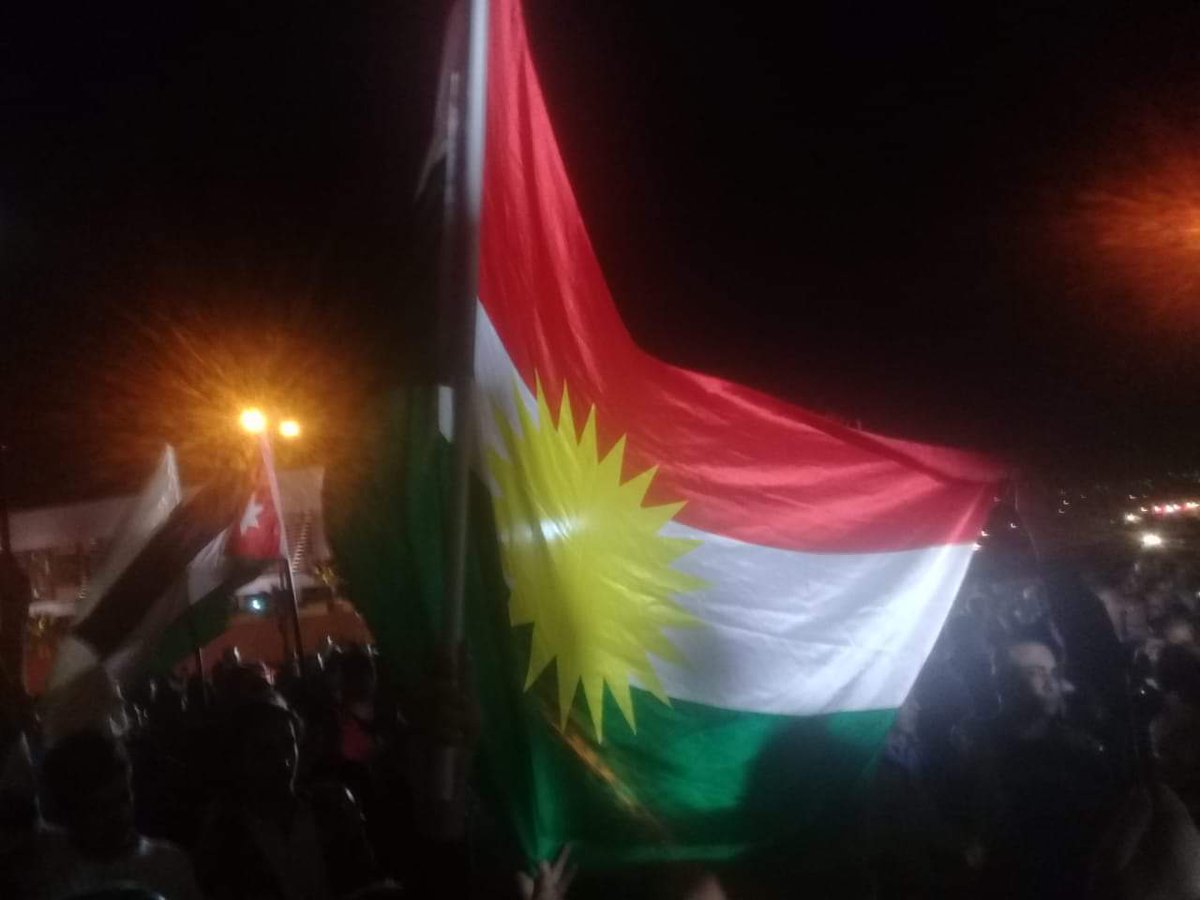 baran_alkurdi's tweet photo. #الان: كورد و أردنيون و سوريون امام السفارة السورية في العاصمة عمان
ضد ��لمحتل التركي الغاشم
Now in #Jordan
#SaveRojava
#standwithkurds https://t.co/apdSV0jOtu