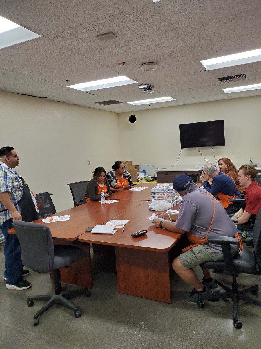 Always awesome to have <a href="/JoeCool98158645/">Joe Cool Home Depot PM</a> in the building! Learning something new everyday!! Thank you for the pizza too !! @ReyburnTatiHD <a href="/HDJoanna/">Joanna</a>
