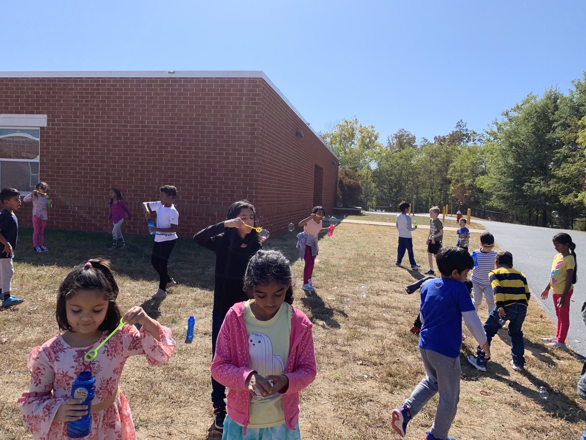 Bubble Day! What a perfect day to celebrate 100 white paws with our third grade buddies! ⁦<a href="/RLCPrincipal/">Diane Insari</a>⁩