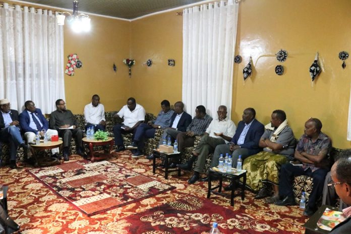 AliSiiad's tweet photo. Guddiga KMG ah ee soo diyaarinta sharciga doorashooyinka Qaranka ee Golaha Shacabka ayaa  kulan kula qaatay magaaladda muqdisho madaxweynaha Galmudug Axmed Ducaale Geele Xaaf iyo golihiisa wasiirada iyo xildhibaano ka mid ah baarlamaanka Galmudug. https://t.co/S298OoI3oh