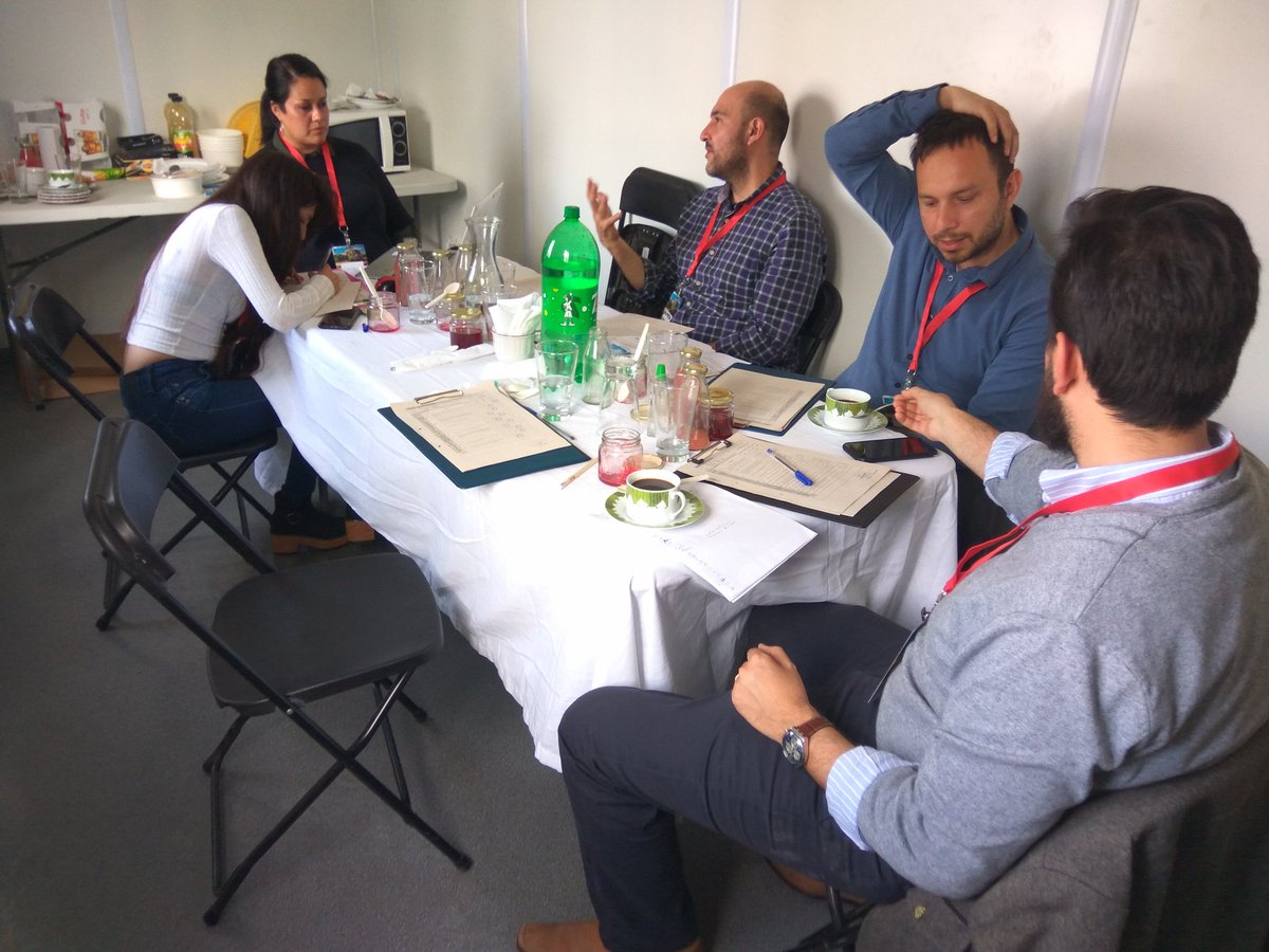 ingdlgg's tweet photo. El jurado de #sostenibilidad se encuentra deliberando sobre la calificación a otorgar a cada proyecto participante de #construyesolar 2019. Cada vez más cerca de conocer al equipo ganador!!!! @larutasolar https://t.co/uLfYYOuROw
